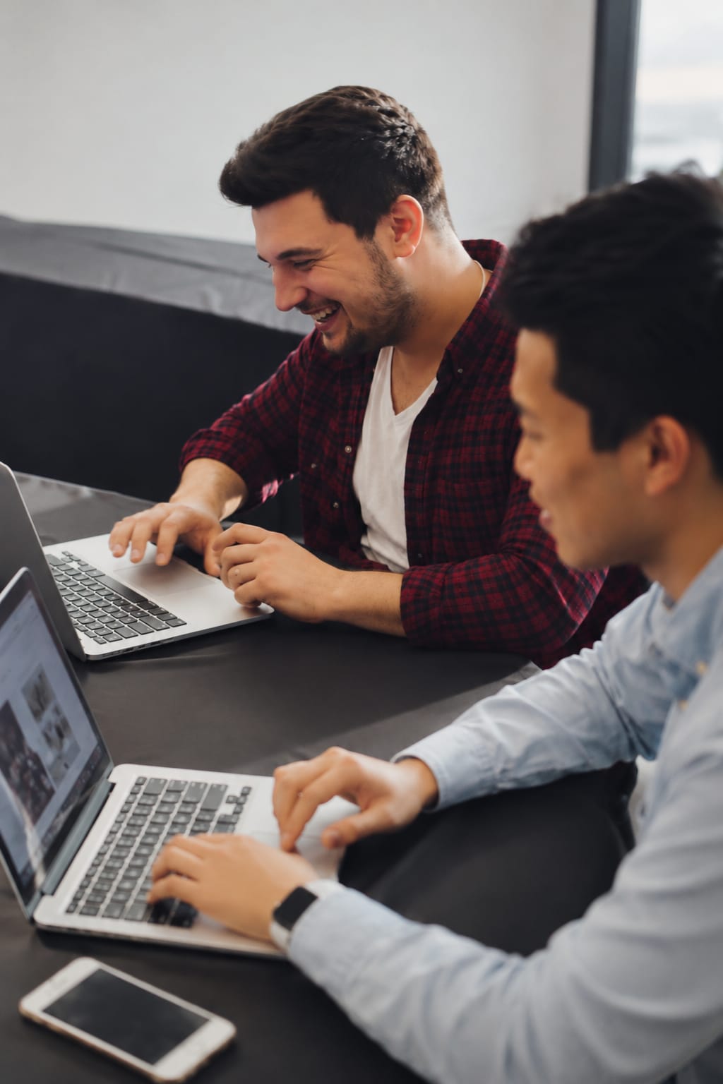 Persönliches Gespräch bei der gemeinsamen Arbeit